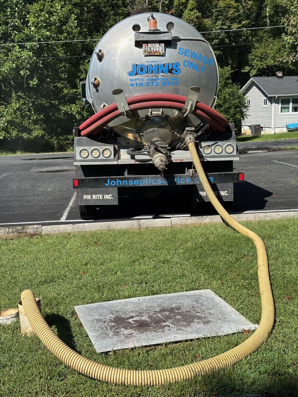 Septic tank pumping service